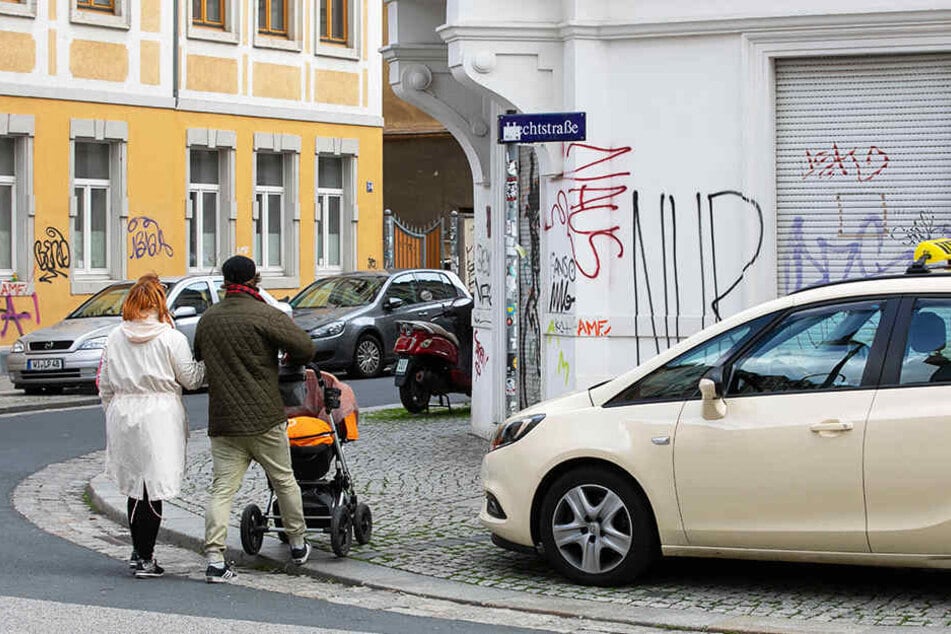 Damit Autos nicht die Kreuzungen zuparken, sollten ursprünglich nur Radbügel aufgestellt werden.