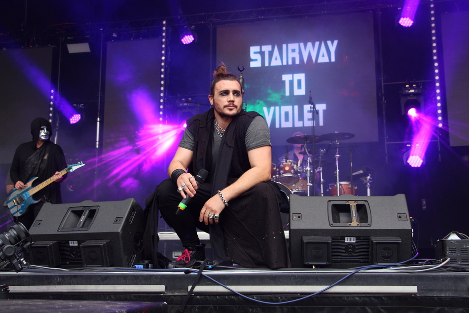 Béla Klentze (33) mit seiner Band "Stairway to Violet" auf dem Event-Festival "Braunywood".