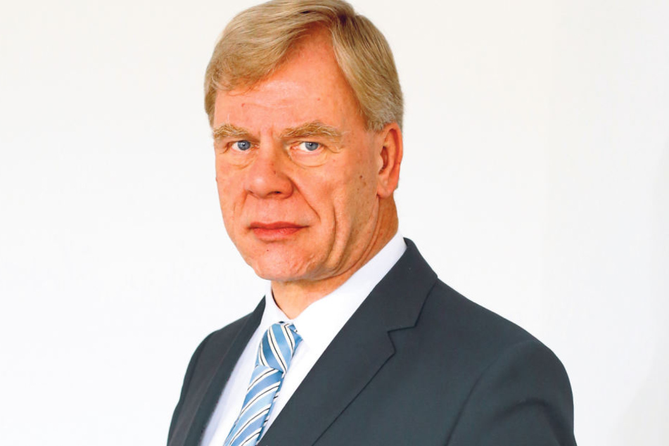 Finanzminister Georg Unland (63, CDU) lässt seinen Kollegen Ulbig nicht gut
aussehen.