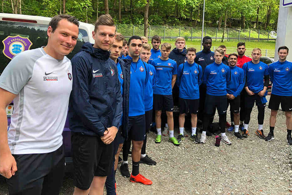 Marc Hensel (l.) soll 2. Co-Trainer werden. Derzeit trainiert er noch die "U19" der Veilchen.