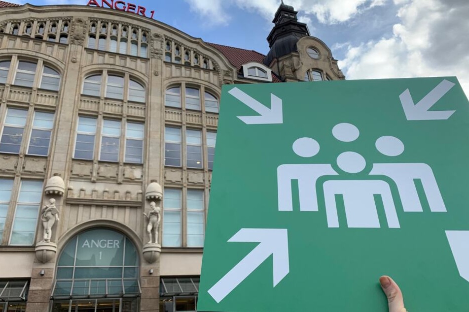 An einer Sammelstelle am Vorplatz fanden sich die Menschen ein.