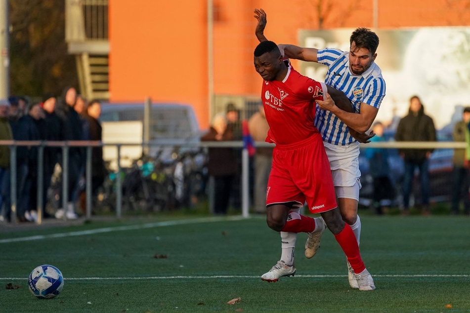 Obed Ugondu (22, links) wird künftig seine ersten Spiele als Fußballer in der Regionalliga machen.