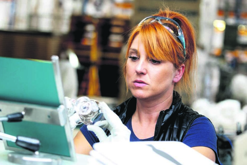 Alles Handarbeit: Agnieska Wróblewska (43) bei der Qualitätskontrolle. Ausschuss wird wiederverwertet.