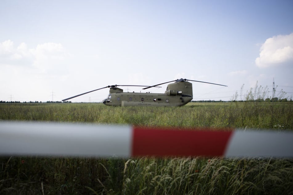 Noch etwa drei bis vier Tage wird der US-Militärhubschrauber "Chinook" auf einem Rapsfeld bei Delitzsch stehen bleiben.