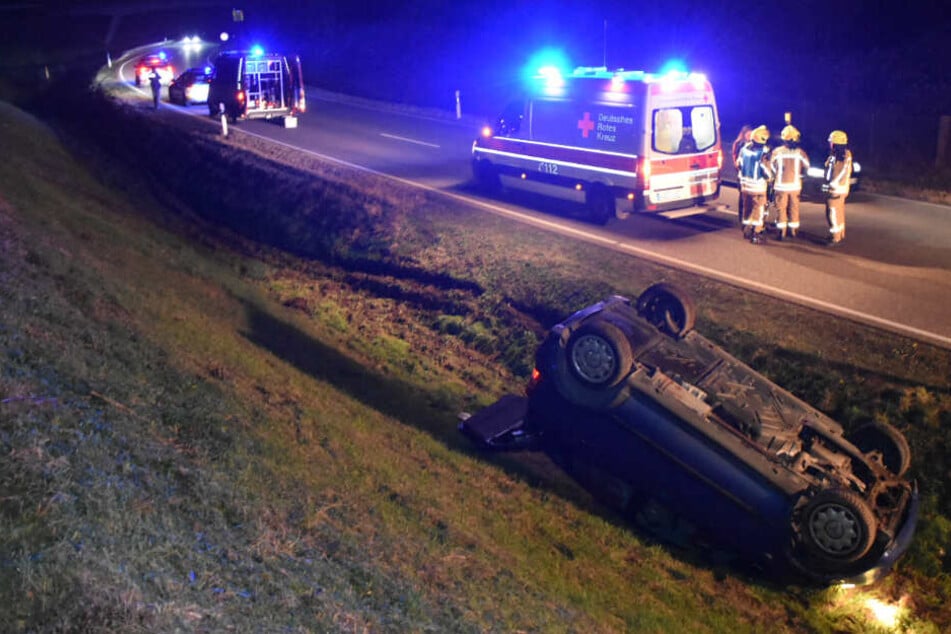 Rettungskräfte gehen an der Unfallstelle ihrer Arbeit nach.