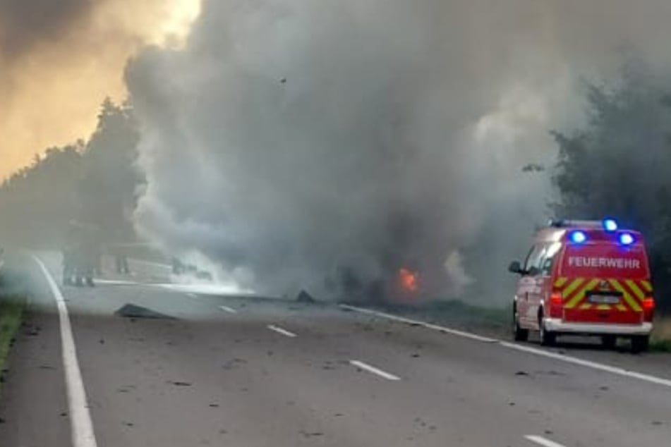 Auf der A27 bei Verden ist am Freitag ein Auto samt Anhänger in Brand geraten. Die Autobahn musste fast den ganzen Tag gesperrt werden.