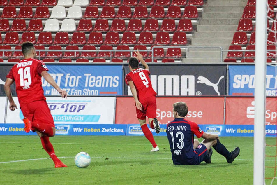 Auch das dritte Tor schoss die Nummer 9 des FSV: Marcel Bär (Mitte).