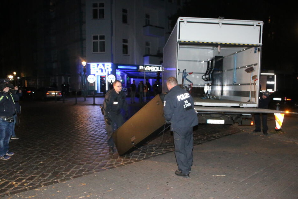 Die Polizei hat am Freitagabend ein Wettbüro im Wedding geschlossen und Spielautomaten beschlagnahmt.