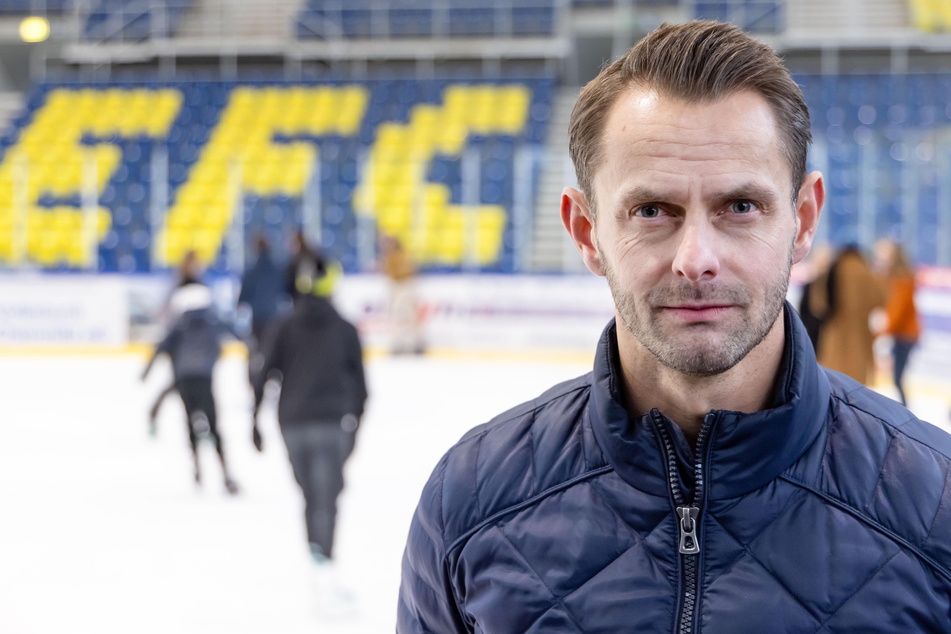 Der Geschäftsführer der Eislaufhalle, Sascha Brandt (44), freut sich über die Zusammenarbeit mit den Eiskunstlauf-Stars.