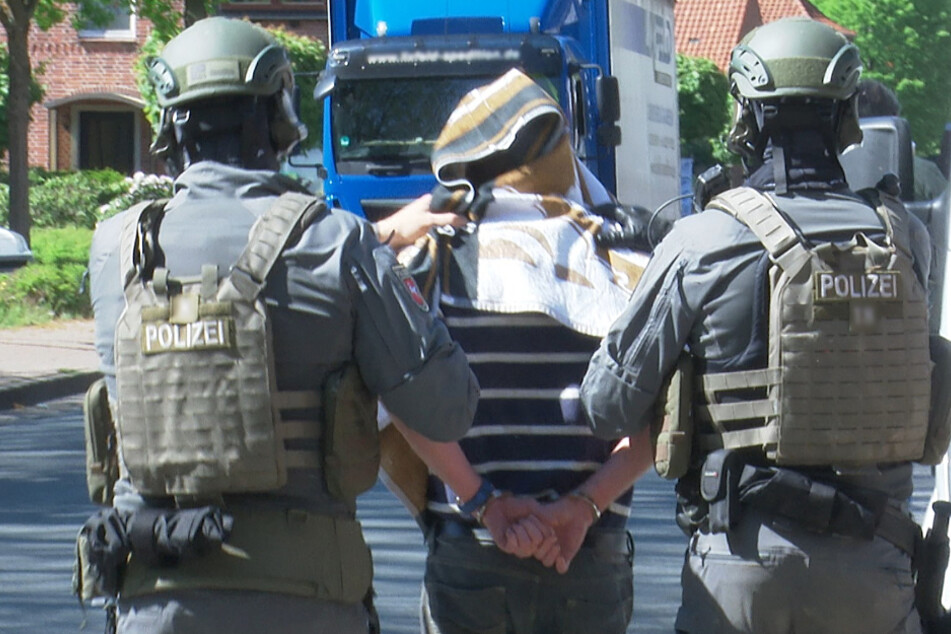 Polizisten nahmen den mutmaßlichen Versicherungsbetrüger im Mai in Schwarmstedt fest.