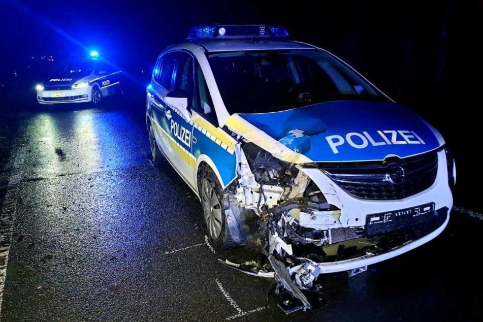 Später krachte ein Polizeiauto in den auf der Straße liegenden Motorblock des Unfallautos.
