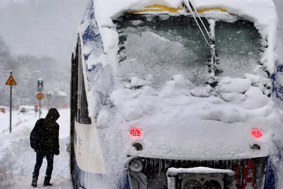 Die Deutsche Bahn reagiert auf das Wetter - und muss den Bahnverkehr teilweise einstellen. (Symbolbild)