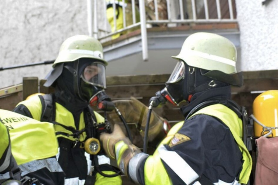 Die Feuerwehr musste mit Atemschutz in die verrauchte Wohnung vorrücken. (Symbolbild)