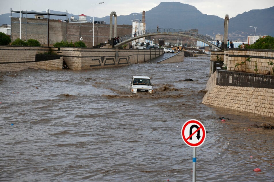 Ein Fahrzeug auf einer überschwemmten Straße in Sanaa.