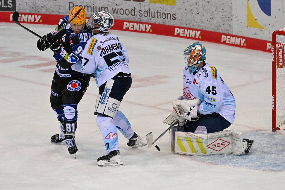 Eislöwen-Goalie Jussi Olkinuora (r.) zeigte ein riesiges Spiel, aber den Sieg konnte auch der Finne nicht festhalten.