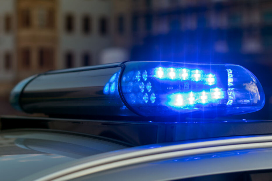 Das Blaulicht auf einem Fahrzeug der Polizei leuchtet in der Dunkelheit (Symbolbild).