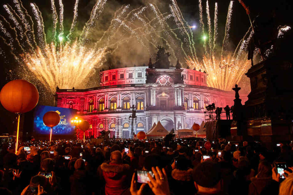 Fulminant startete der SemperOpernball mit einem Feuerwerk auf dem Theaterplatz.