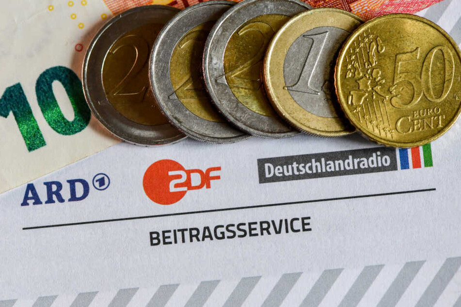 Auf einem Informationsblatt zum Rundfunkbeitrag liegen 17.50 Euro, alle vier Jahre wird neu über den Beitrag entschieden.