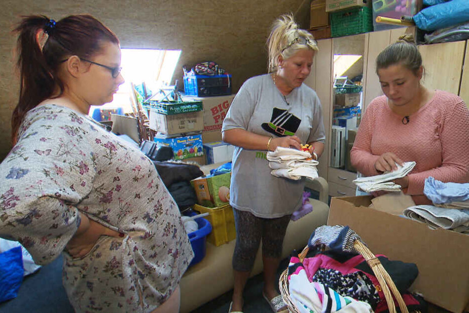 Mama Silvia sucht auf dem Speicher der Familie gemeinsam mit Tochter Sarafina Babysachen für die schwangere Calantha (li.) heraus.