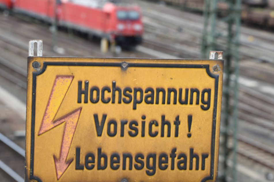 Ein 21-Jähriger ist durch einen Stromschlag tödlich verletzt worden. (Symbolbild)