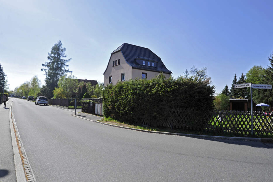 Am Dienstag hatte ein Sohn (36) auf einem Grundstück in der Cervantesstraße versucht, seine Mutter (66) zu töten. Der Mann räumte die Tat ein und wurde gestern einem Haftrichter vorgeführt.