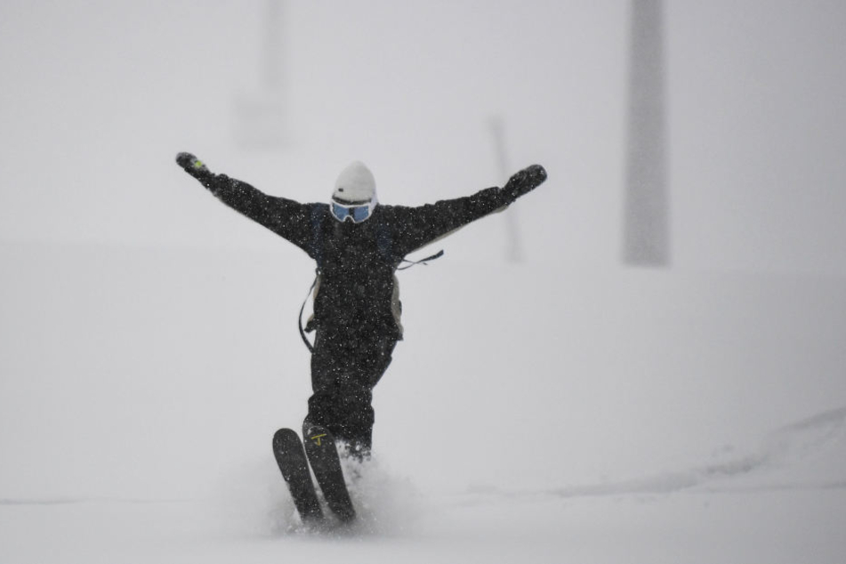 Bereits ein einzelner Skifahrer kann eine Schneebrettlawine auslösen. (Symbolbild)