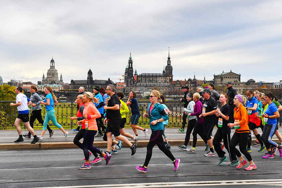 Ja, wo laufen sie denn hin? Beim Dresden-Marathon vor der herrlichen Altstadtkulisse legen jedes Jahr Tausende von Sportlern die City lahm.