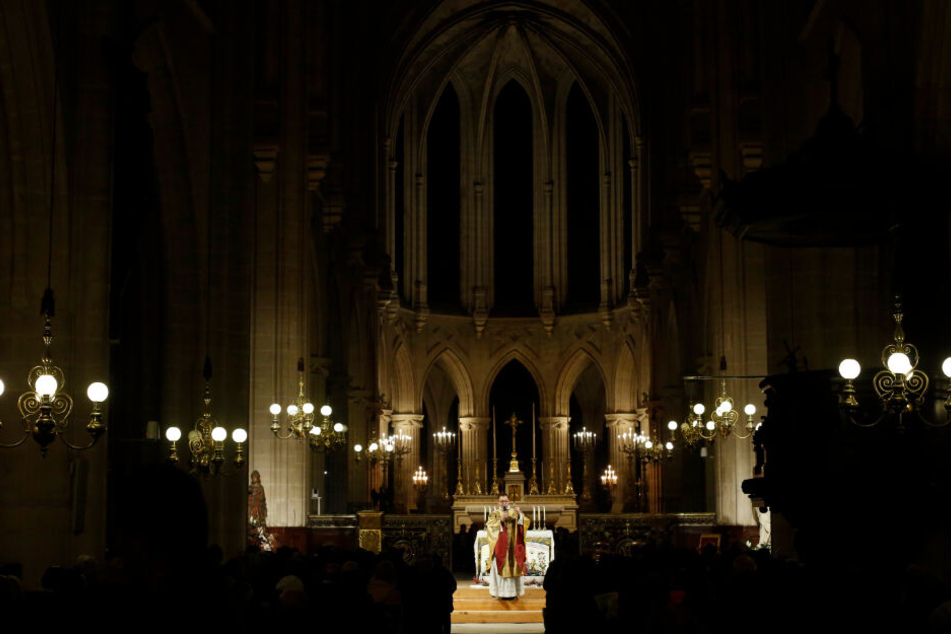 Notre-Dame Pfarrer Jean-Philippe Fabre feiert die Weihnachtsmesse in der Kirche Saint-Germain-l'Auxerrois.