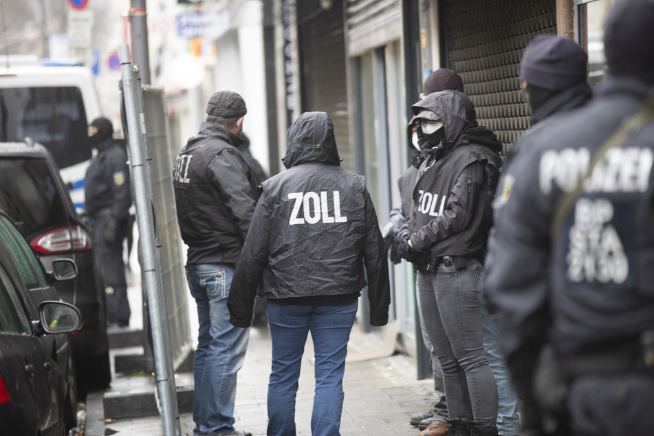 Bundesweite Groß-Razzia gegen Geldwäscher-Bande: Hunderte Beamte im Einsatz!