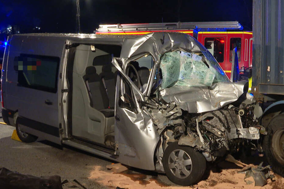 Die Front des Transporters wurde komplett demoliert.