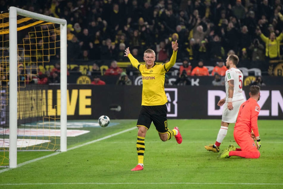 Dortmunds Erling Haaland (M) jubelt über seinen Treffer zum 4:1.