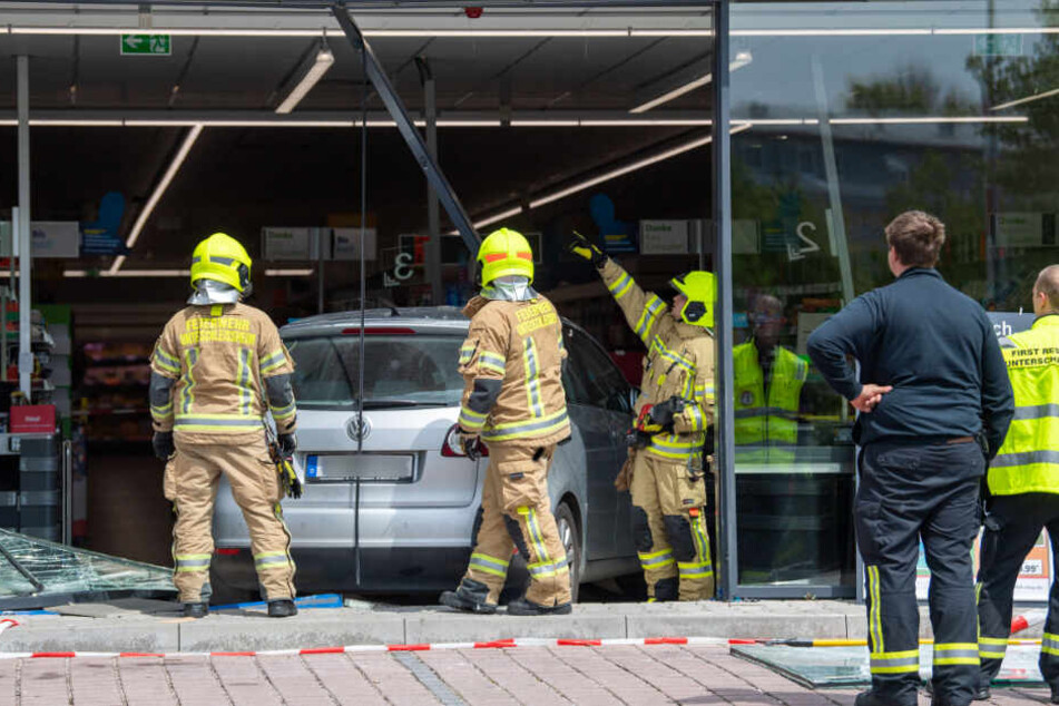 Die Feuerwehr musste das Auto der Rentnerin aus dem Supermarkt entfernen.