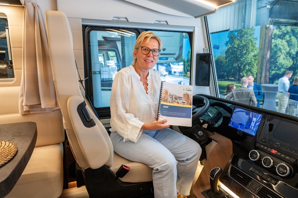 Die Ergebnisse der Camping-Studie stellte Tourismus-Ministerin Barbara Klepsch (60, CDU) im Showroom der Firma Schaffer Wohnmobile vor.