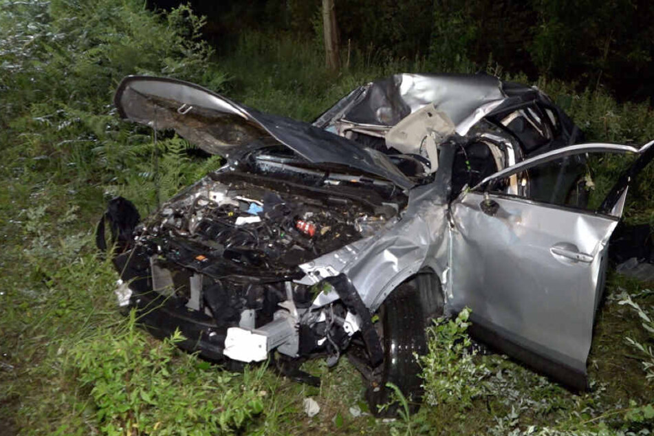 Der Wagen überschlug sich an einer Böschung und rutschte mit dem Dach über einen Baumstumpf.