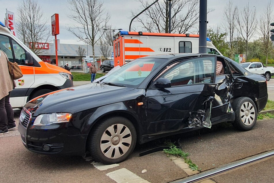 Die Seite des Audi wurde durch die Wucht des Zusammenpralls eingedrückt.