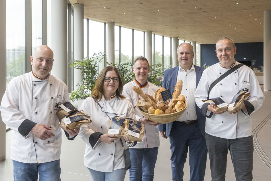 Anlässlich zum "Tag des Deutschen Brotes" kamen Obermeister Rico Uhlig (55, v.l.), Manuela Lohse (55), Geschäftsführerin der Bäcker-Innung Dresden, Bäckermeister Andreas Wippler (48), OB Dirk Hilbert (54) und Bäckermeister Andreas Kröber (48) ins Gespräch.