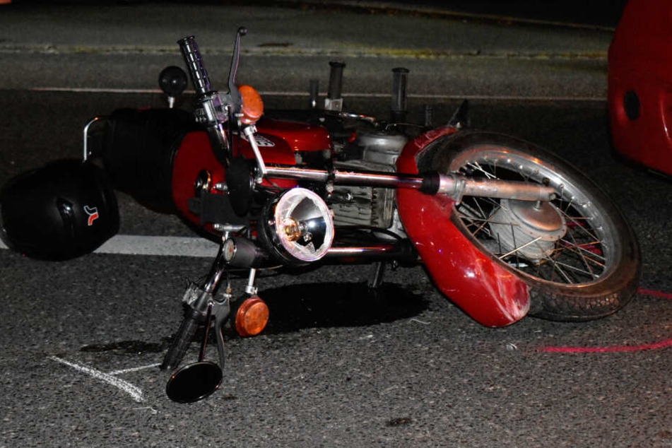 Der Fahrer dieses Mopeds der DDR-Marke "Simson" kam schwerverletzt in ein Krankenhaus.