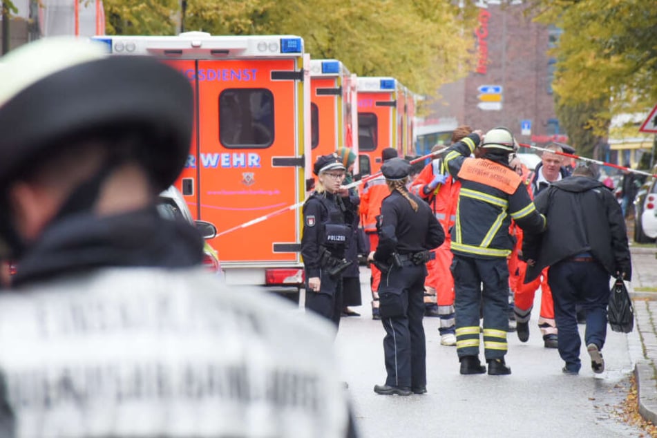 Mehrere Rettungswagen versorgten die durch die Säure verletzten Menschen.