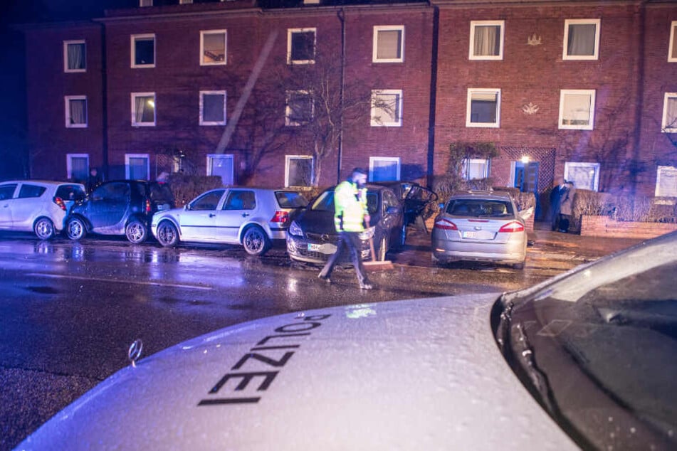 Bei einem Unfall in Hamburg stehen zusammengeschobene parkende Autos an einem Straßenrand.