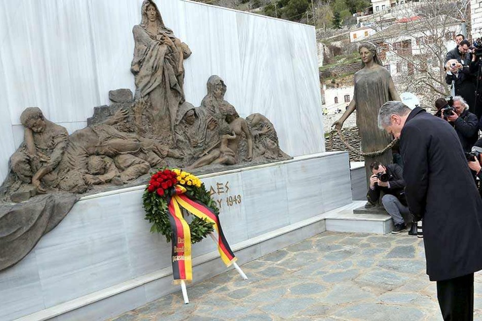 Bundespräsident Joachim Gauck legte 2014 am Mahnmal von Lingiades in Griechenland einen Kranz nieder. Am 3. Oktober 1943 hatten deutsche Soldaten Kinder, Frauen und alte Menschen hier brutal ermordet.
