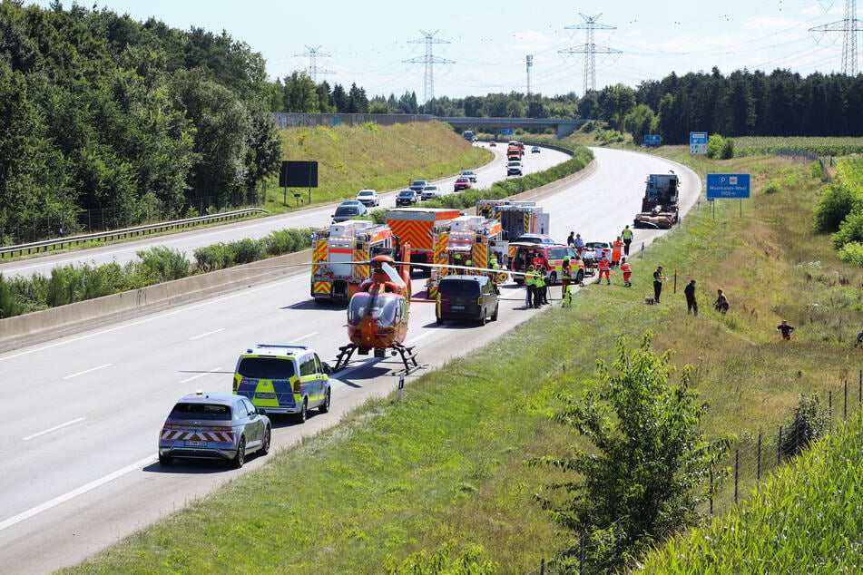 Unfall A7: Auto kracht in Lkw und landet in Maisfeld: A7 im Norden gesperrt!