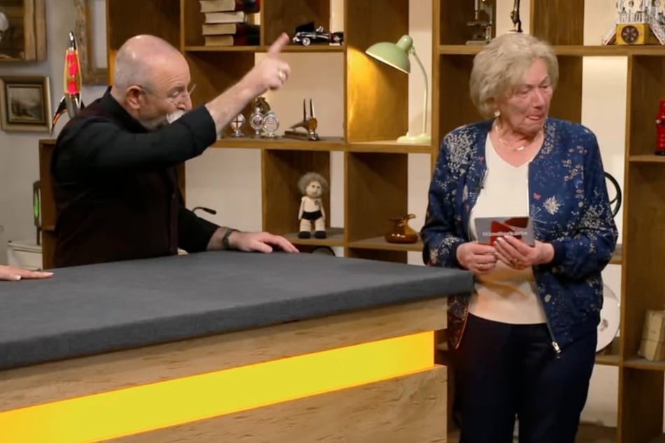 Moderator Horst Lichter (64) schickt die Verkäuferin in den Händlerraum.