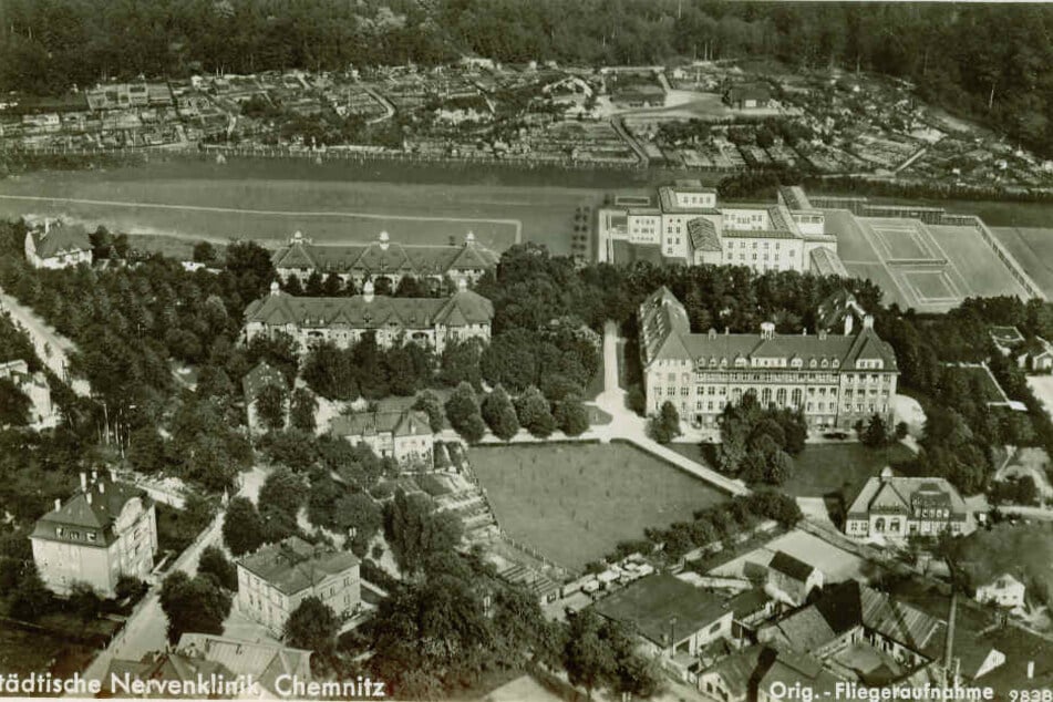 Der Neubau der Nervenklinik oben rechts ist in das Foto von 1926 hinein retuschiert.