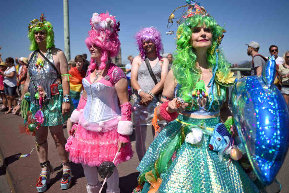 Viele Besucher verkleideten sich bunt beim CSD, der von Freitag bis Sonntag in Köln gefeiert wurde.
