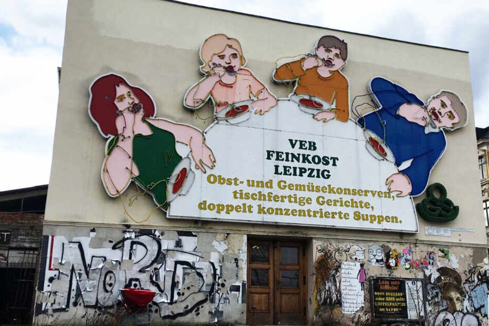 Die berühmte "Löffelfamilie" an der Karl-Liebknecht-Straße wurde bei Protesten gegen die Räumung des "Black Triangles" beschädigt.