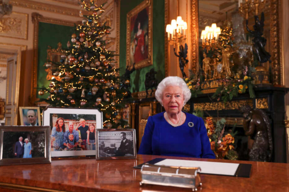 Die britische Königin Elizabeth II. hat - ihre Familie betreffend - ein turbulentes Jahr hinter sich. Nun feierte sie auch noch das Weihnachtsfest ohne ihren Lieblingsenkel, Prinz Harry.