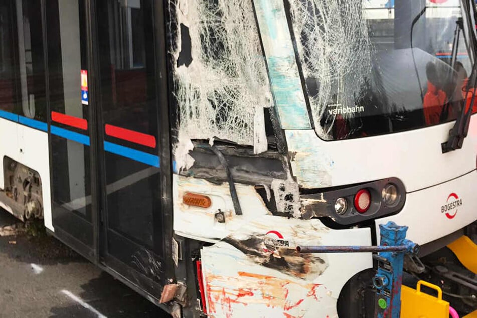 Die Tram hat schwere sichtbare Unfallspuren abbekommen.