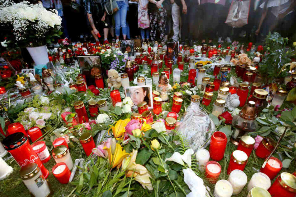 Mehrere hundert Menschen stehen nach einem Trauermarsch für das 15-jährige erstochene Viersener Mädchen zusammen und legen Blumen und Kerzen nieder.