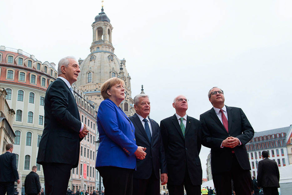 Die Feierlichkeiten mit Gästen wie Angela Merkel (63, 2.v.li.) hätten beinahe abgebrochen erden müssen.
