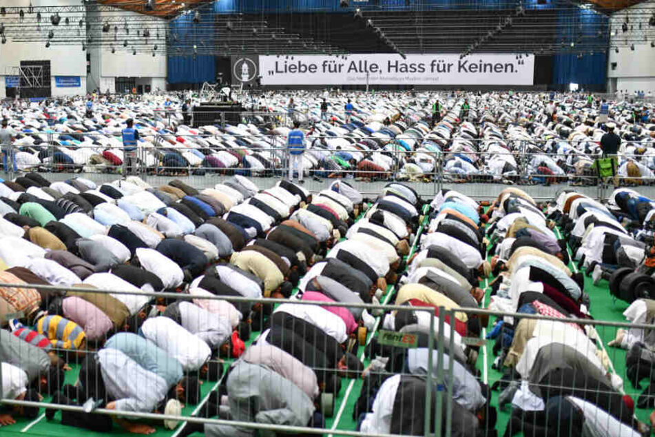 Mitglieder der islamischen Religionsgemeinschaft Ahmadiyya Muslim Jamaat (AMJ) beten in der Karlsruher dm-Arena. (Archivbild)